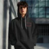 modelo masculino con hoodie de truco y duende por adelante