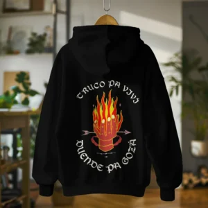 Hoodie negra Mano en Llamas de Truco y Duende por detrás