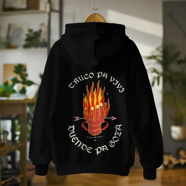 Hoodie negra Mano en Llamas de Truco y Duende por detrás