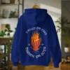 Hoodie azul oscuro estilo flamenco urbano con fuego – Truco y Duende