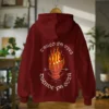 Sudadera granate con diseño de mano en fuego – TRUCO Y DUENDE