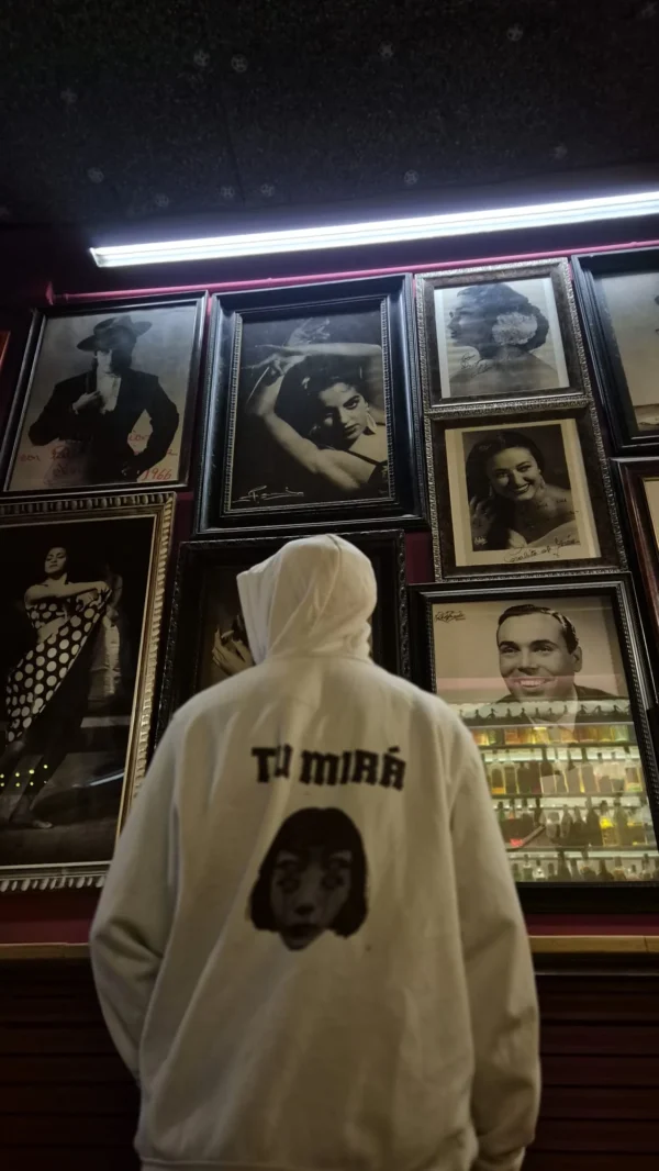 Hoodie tu mirá truco y duende de espaldas